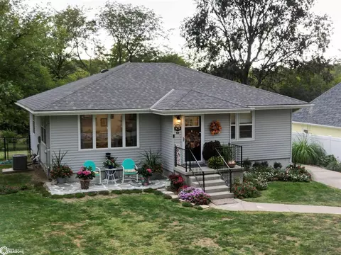 829 Palmer Ave, Oakland, IA 51560