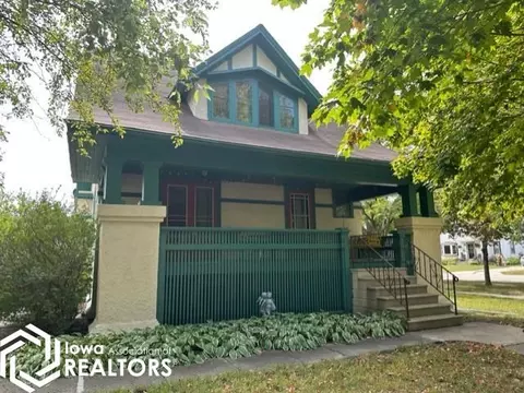 83 3rd St SW, Britt, IA 50423