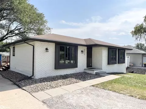 6825 NW 6th Dr, Des Moines, IA 50313