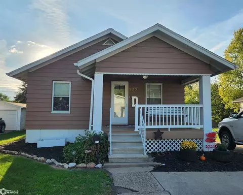 925 N 7th St, Chariton, IA 50049