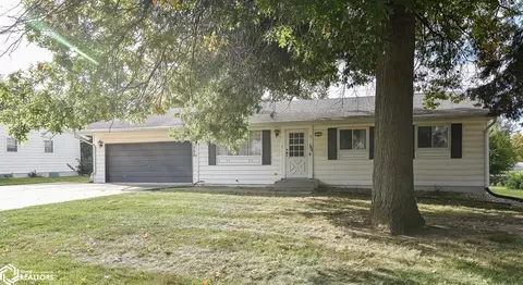 105 Harmony Dr, Marshalltown, IA 50158