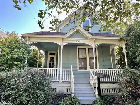 202 E Washington Ave, Fairfield, IA 52556