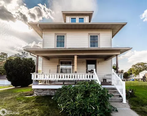 303 3rd St, Garwin, IA 50632