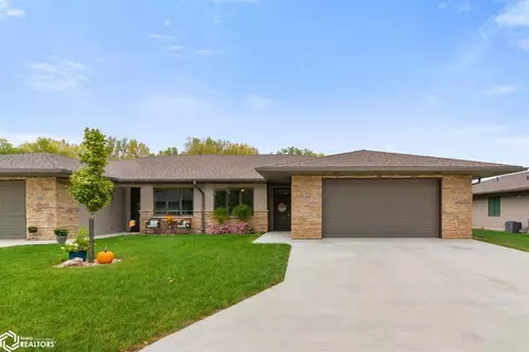 521 River Bend Ct, Mason City, IA 50401