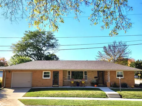 404 S Rhode Island Ave, Mason City, IA 50401