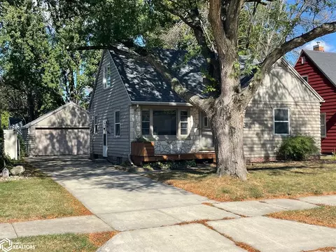 954 15th Pl NE, Mason City, IA 50401