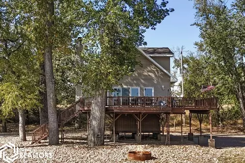 304 Edgewater Beach Rd, Burlington, IA 52601
