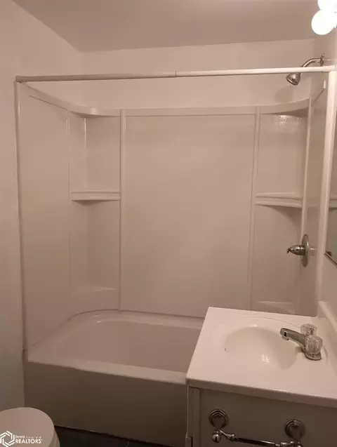 Bath - 403 1st St NW, Hampton, IA 50441 photo 2 of 3