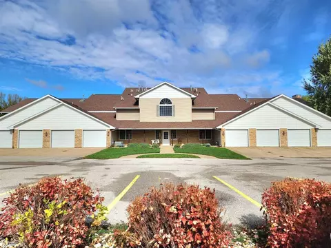 2045 Hunters Ridge Dr #102, Mason City, IA 50401