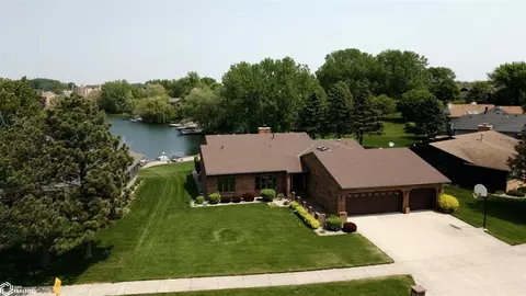 880 Briarstone Dr, Mason City, IA 50401