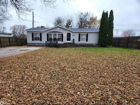 204 S 3rd St, Eddyville, IA 52553