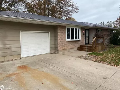 1311 Pine St, Mediapolis, IA 52637