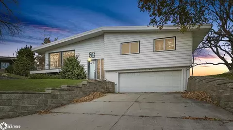 1306 Sunset Dr, Hampton, IA 50441 photo 2