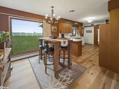 1306 Sunset Dr, Hampton, IA 50441