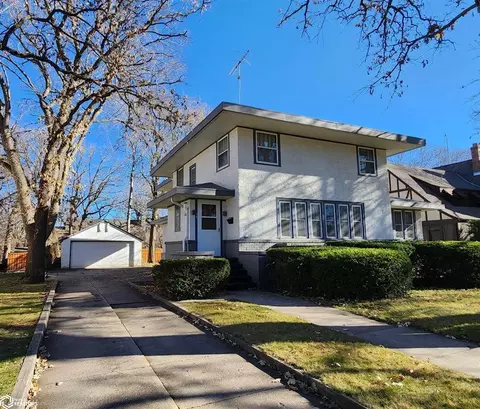 36 Oak Dr, Mason City, IA 50401