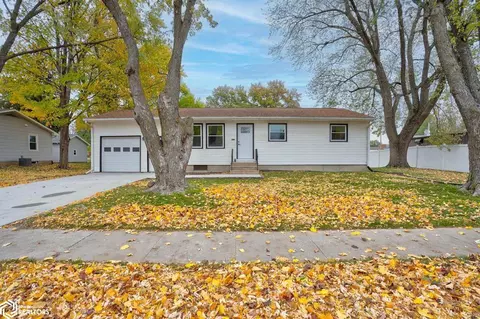 512 6th St, Kalona, IA 52247