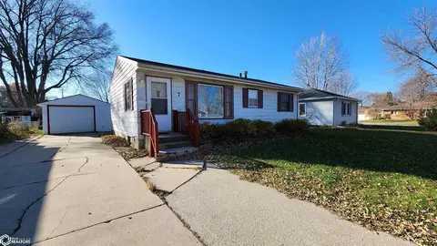 7 Clover Ln, Mason City, IA 50401