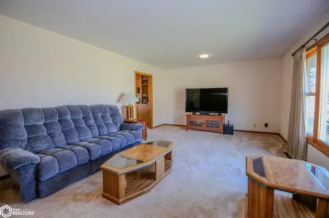 741 16th St, Nevada, IA 50201 photo 2