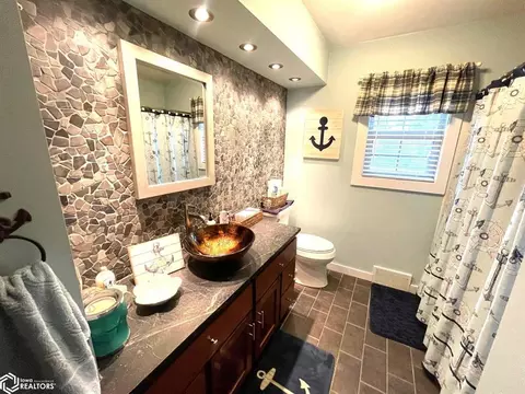 Bath - 817 W Maple St, Centerville, IA 52544 photo 1 of 2