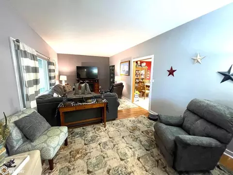Living - 817 W Maple St, Centerville, IA 52544 photo 6 of 6