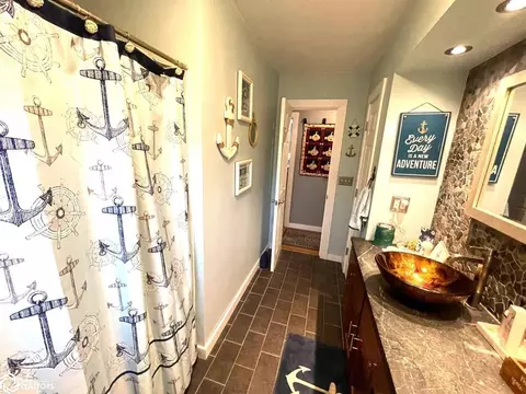 Entry Way - 817 W Maple St, Centerville, IA 52544 photo 2 of 3