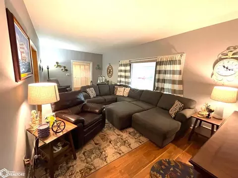 Living - 817 W Maple St, Centerville, IA 52544 photo 2 of 6