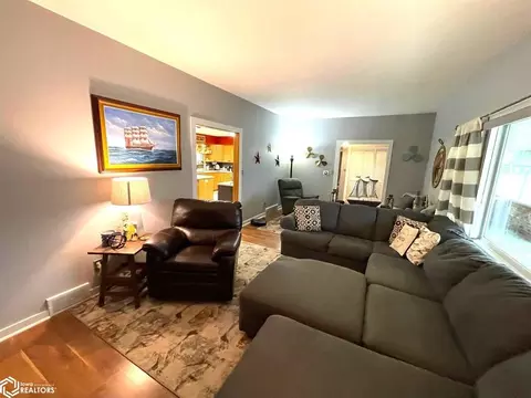 Living - 817 W Maple St, Centerville, IA 52544 photo 3 of 6