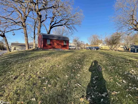 Exterior - 817 W Maple St, Centerville, IA 52544 photo 5 of 9