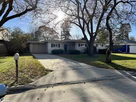 320 Willowbrook Dr, Mason City, IA 50401