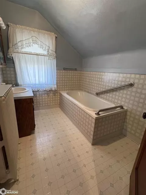 Bath - 204 Rossing Ave, Bode, IA 50519 photo 1 of 3
