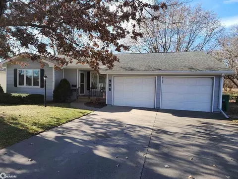 906 N Sycamore St, Creston, IA 50801