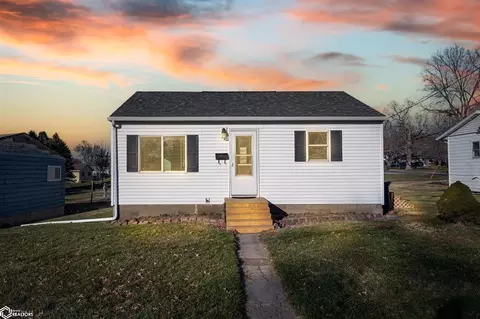 1213 E 4th St E, Vinton, IA 52349