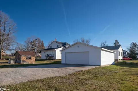 1213 E 4th St E, Vinton, IA 52349 photo 2