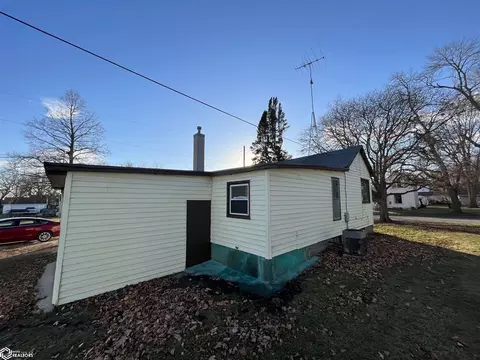 320 3rd St SW, Hampton, IA 50441 photo 2