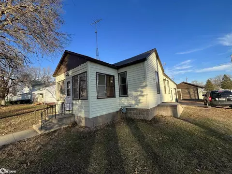 320 3rd St SW, Hampton, IA 50441