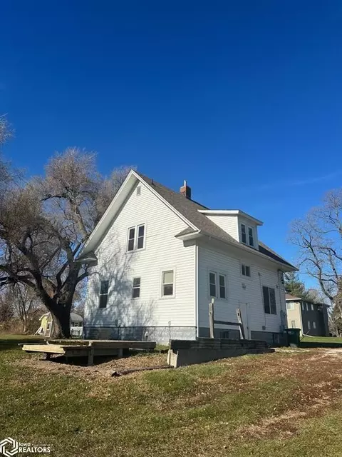 219 S College St, Agency, IA 52530
