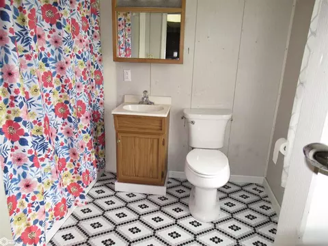 Bath - 461 Main St, Hamilton, IL 62341 photo 1 of 1