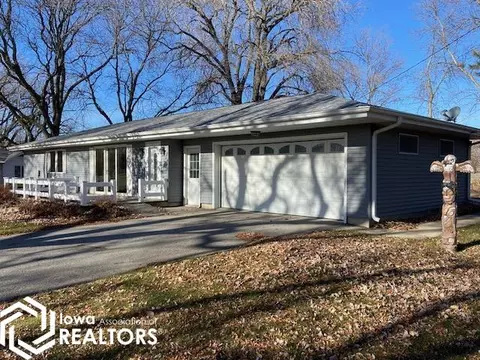 414 27th Ave S, Clear Lake, IA 50428