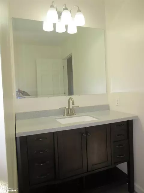 Bath - 1620 Pine St, Hamilton, IL 62341 photo 1 of 5