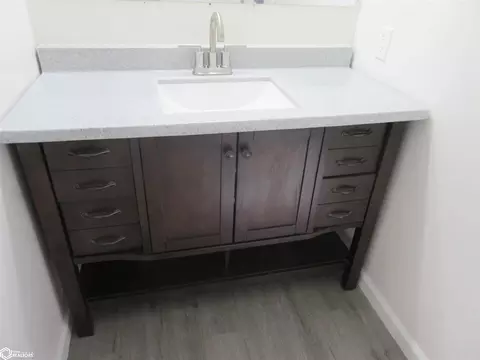 Bath - 1620 Pine St, Hamilton, IL 62341 photo 2 of 5