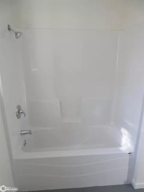 Bath - 1620 Pine St, Hamilton, IL 62341 photo 5 of 5