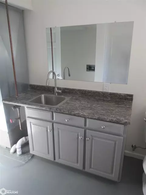 Bath - 1620 Pine St, Hamilton, IL 62341 photo 4 of 5