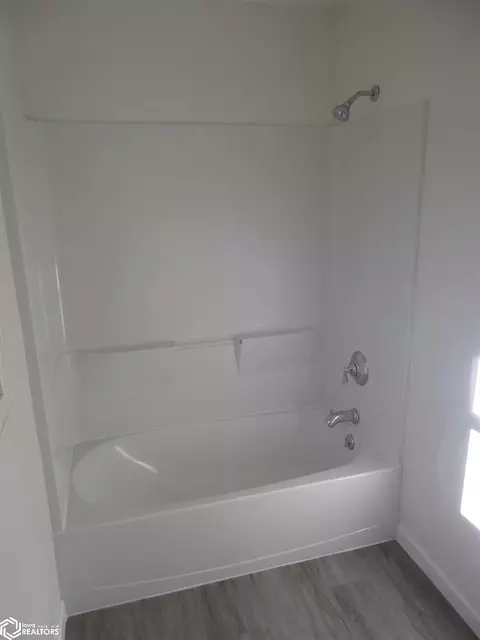 Bath - 1620 Pine St, Hamilton, IL 62341 photo 3 of 5