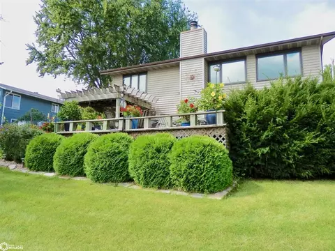 5017 N Lakeshore Dr, Brooklyn, IA 52211
