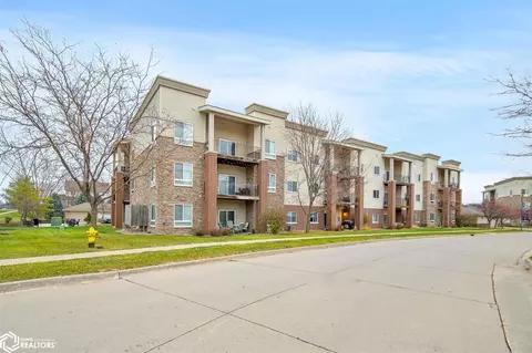 6350 Coachlight Dr #1203, West Des Moines, IA 50266
