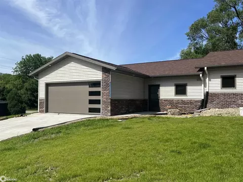 402 E Valley Dr, Carroll, IA 51401