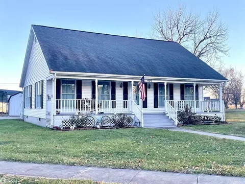 401 S 4th St, Eddyville, IA 52553