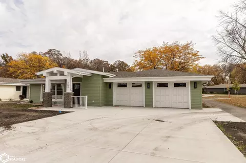 203 Glen Oaks Dr, Clear Lake, IA 50428