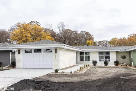 202 Glen Oaks Dr, Clear Lake, IA 50428