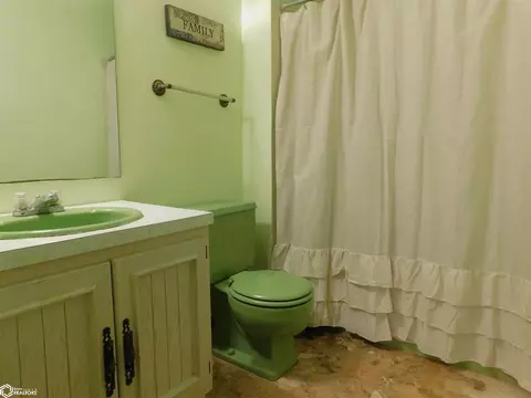Bath - 930 Ridge Rd, Denison, IA 51442 photo 3 of 3